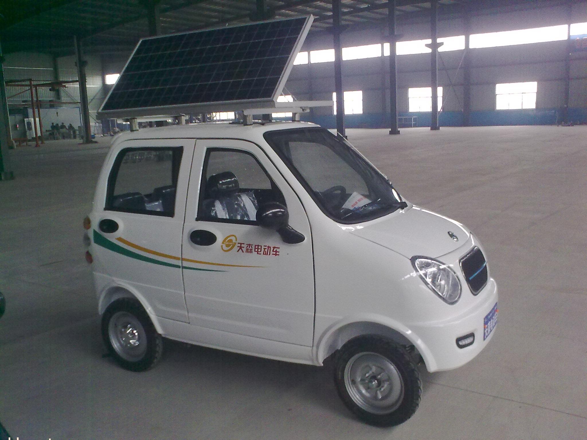 白色太阳能电动轿车