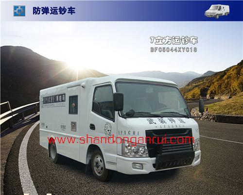 整车采用高比功率的超级电容和高比能量的蓄电池结合的复合电源再生制动控制系统，充分利用电池能源，增加能量回收，提高电动汽车一次充电续驶里程，保护蓄电池；与同级别车相比，安瑞纯电动汽车具有明显技术优势。安瑞致力于发展低碳环保汽车打造高性能电动运钞车 产品详情页：http://www.shandonganrui.com/ProductShow.asp?ID=166