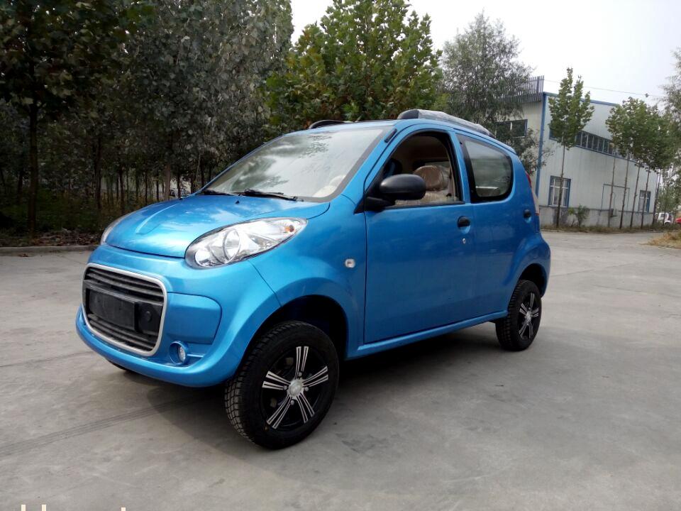 封闭豪华电动轿车