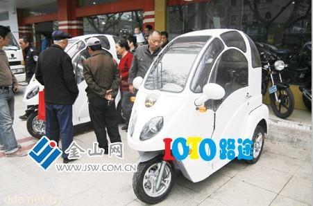 如果您想了解更多关于路途全封闭电动车 全封闭电动三轮车 全封闭老年代步车详细，者登陆官方网站www.qvrcl.com 进行咨询